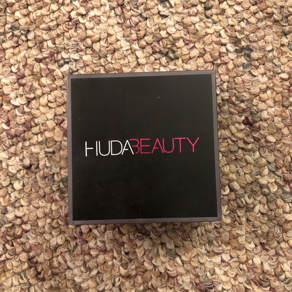 HUDA BEAUTY baking powder